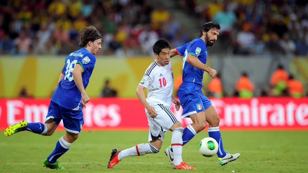 Andrea Pirlo (vpravo) a Šindži Kagawa (uprostřed)