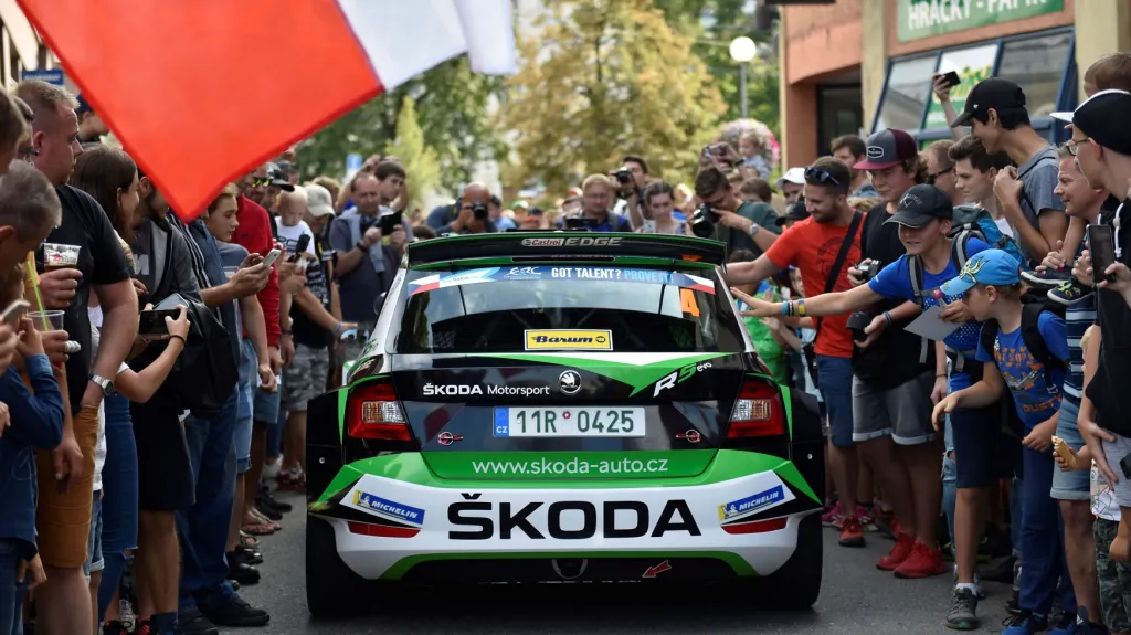 Jan Kopecký projíždí mezi diváky na Barum rallye