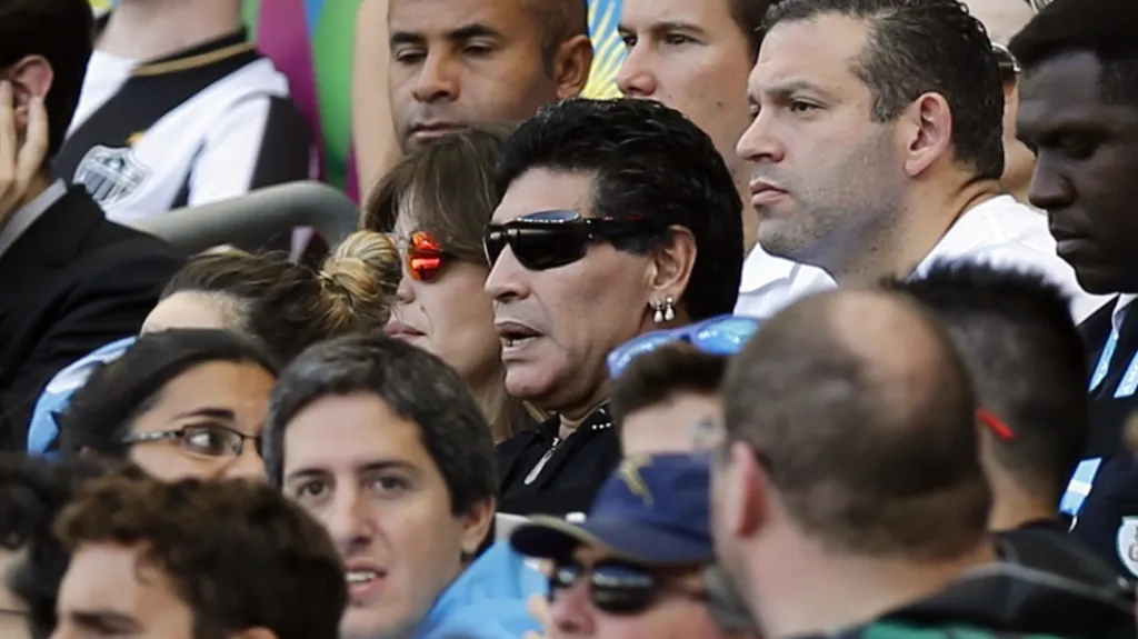 Diego Maradona (uprostřed s brýlemi) v hledišti na MS