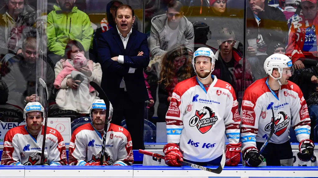 Kouč Radek Bělohlav na střídačce Pardubic