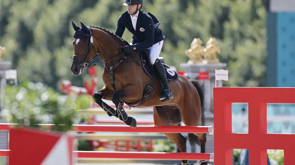 Miroslav Trunda s klisnou Shutterflyke během parkuru olympijské soutěže všestrannosti