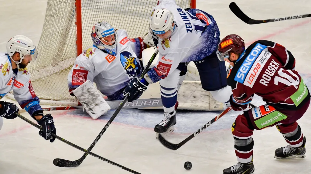 Brankář Kladna Denis Godla v utkání proti Spartě