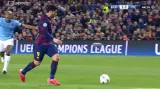 Šance v utkání Barcelona - Manchester City: Suárezova tyč (44. min.)