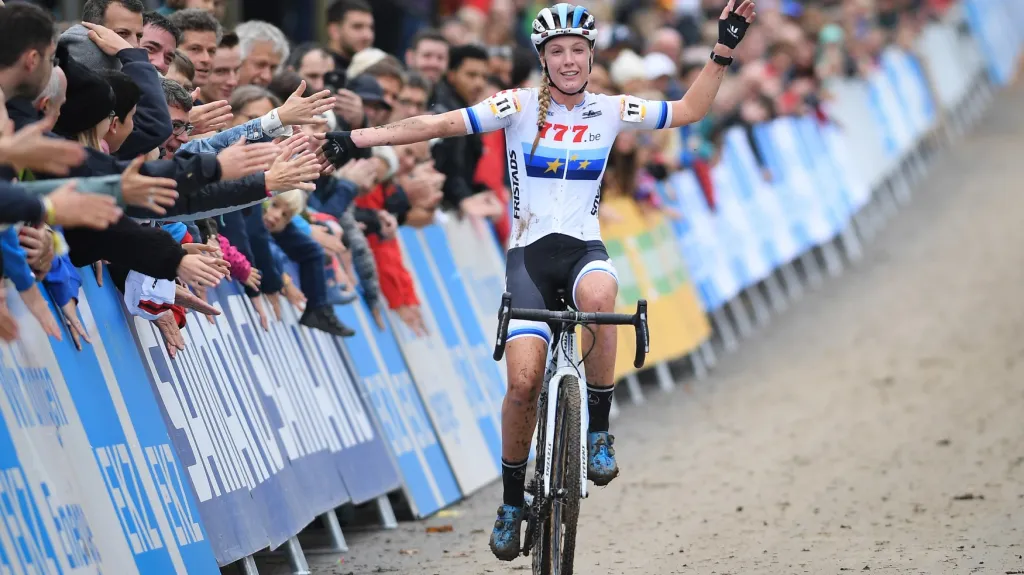 Nizozemka Worstová s diváky slaví svoji výhru v Bernu