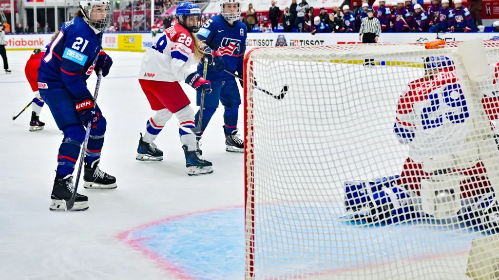 Klára Peslarová v české brance inkasuje v utkání proti USA