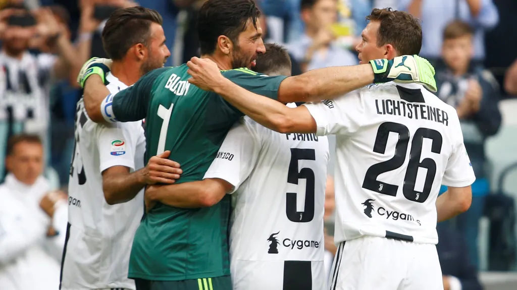 Brankář Gianluigi Buffon se raduje se spoluhráči z Juventusu
