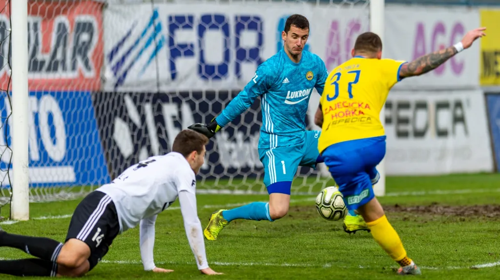 Jakub Řezníček z Teplic střílí na branku v utkání se Zlínem