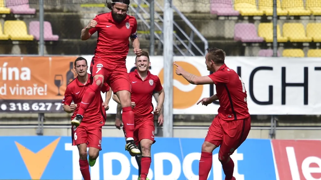Pavel Zavadil (číslo 7) slaví se spoluhráči gól do sítě Příbrami