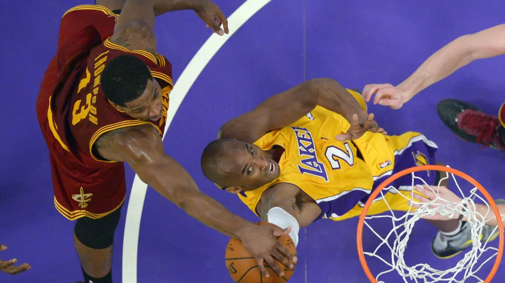 Bryant v souboji pod košem