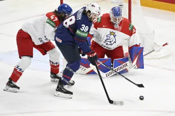 Karel Vejmelka čelí šanci Američanů