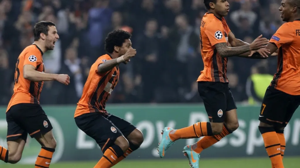 Alex Teixeira v dresu Šachtaru Doněck (druhý zprava) se spoluhráči
