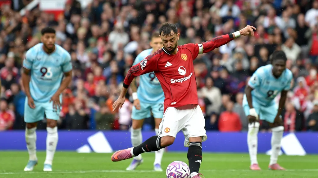 Bruno Fernandes při penaltě proti Burnley