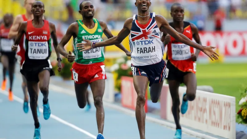 Mo Farah slaví triumf v závodě na 10 000 metrů