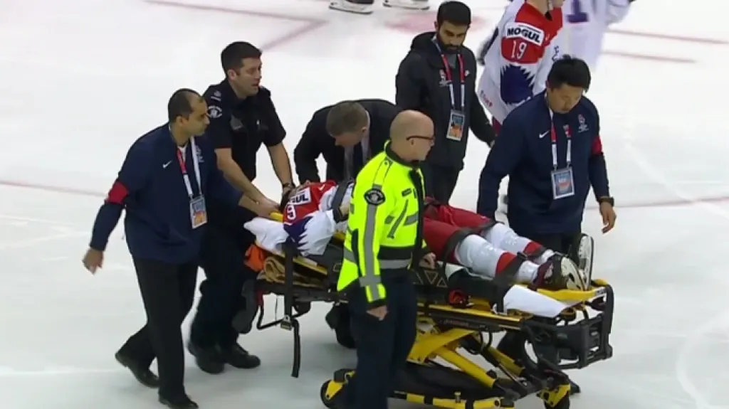 Obránce Michael Gaspar skončil na nosítkách