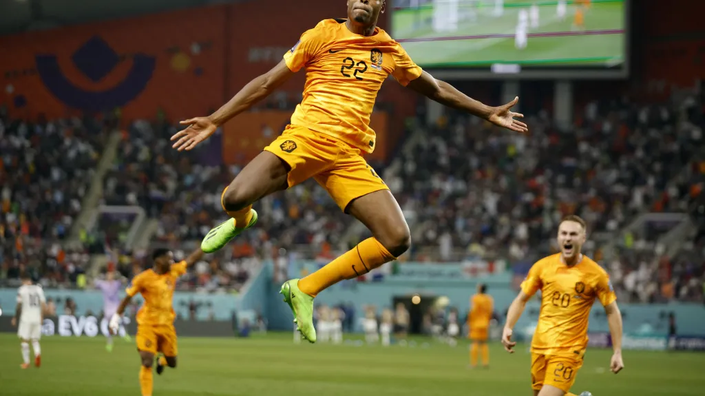 Nizozemec Denzel Dumfries se raduje z gólu