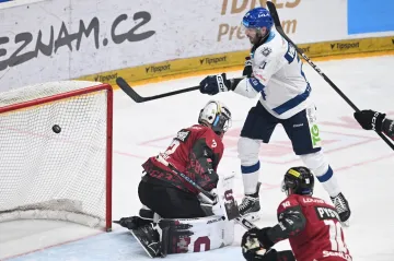 Brankář Sparty Josef Kořenář inkasuje v utkání proti Kladnu