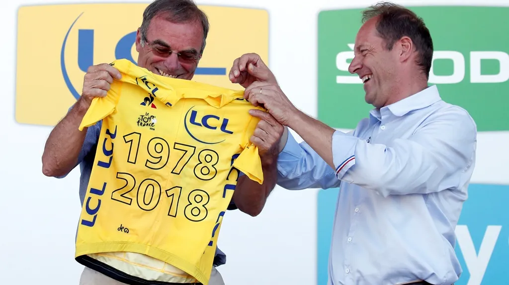 Bernand Hinault (vlevo) dostává speciální žlutý dres na Tour de France