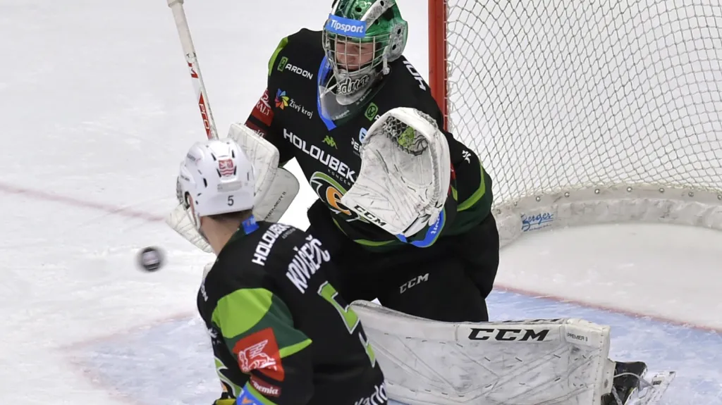 Brankář Jan Bednář při extraligové premiéře