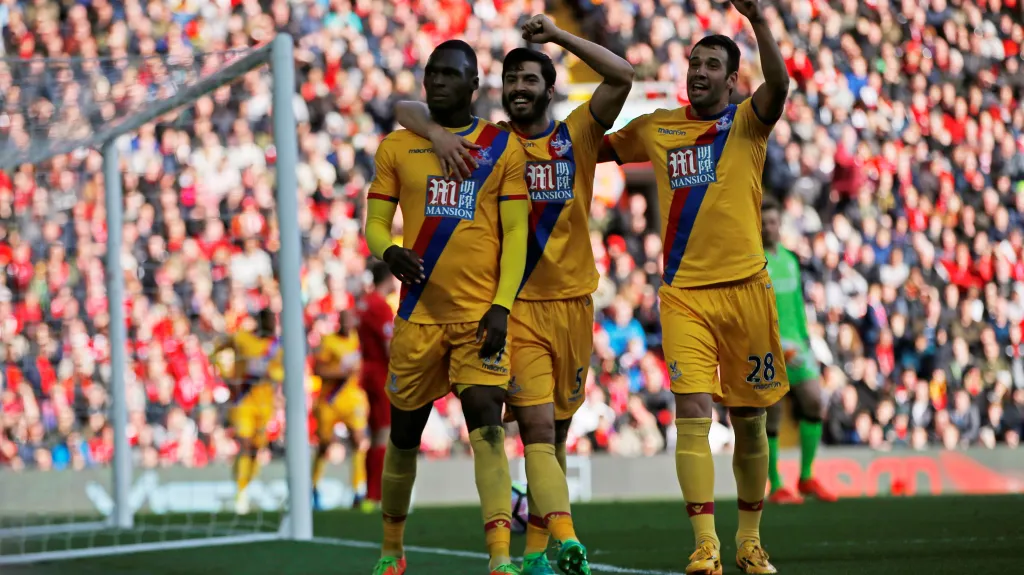 Christian Benteke (vlevo) rozhodl o nečekaném vítězství Crystal Palace v Liverpoolu