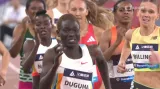 Běh na 800 metrů žen s vítěznou Dugumaovou