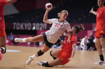 Stine Bredal Oftedalová skóruje proti Maďarkám