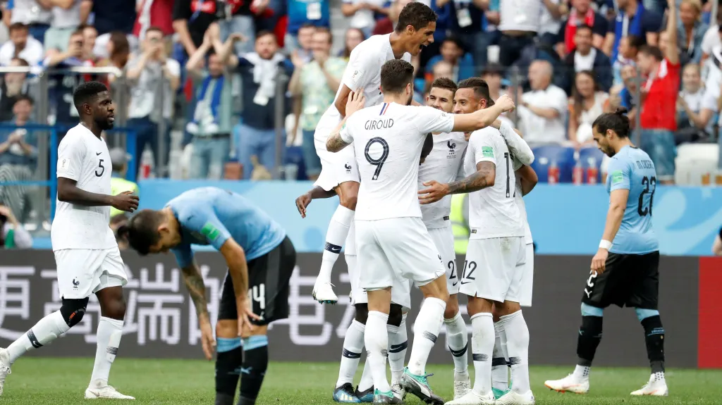 Fotbalisté Francie se radují z gólu v síti Uruguaye