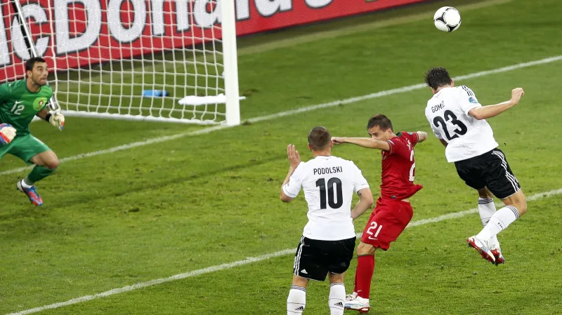 Mario Gomez skóruje proti Portugalsku