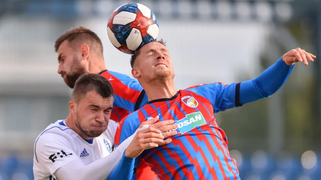 Nikolaj Komličenko z Boleslavi bojuje s Lukášem Kalvachem (vpravo) a Radimem Řezníkem z Plzně