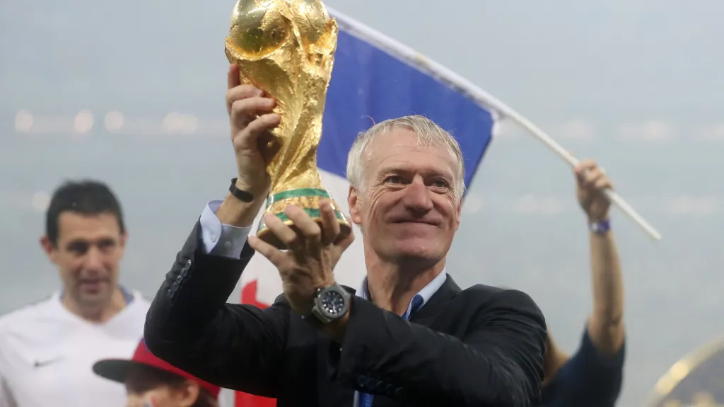 Francouzský trenér Didier Deschamps s trofejí pro vítěze mistrovství světa