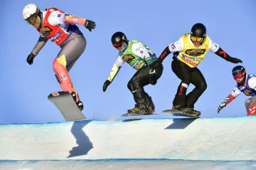 Závod snowboardcrossu na MS v Idre Fjäll (Jan Kubičík ve žlutém)