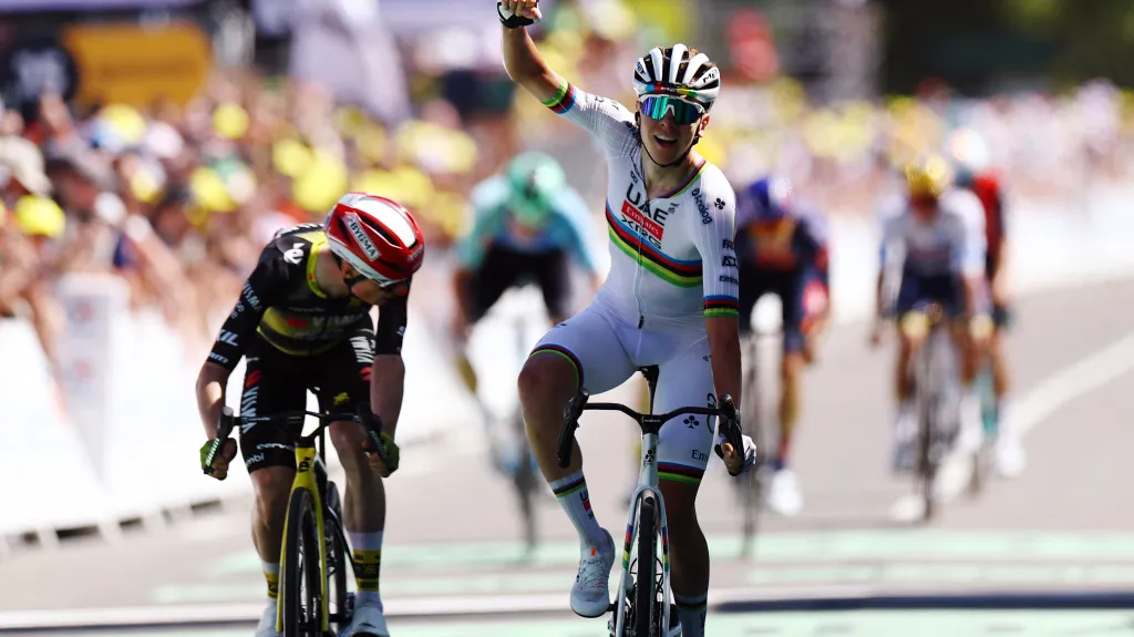 Tadej Pogačar vítězí na Mur de Bretagne