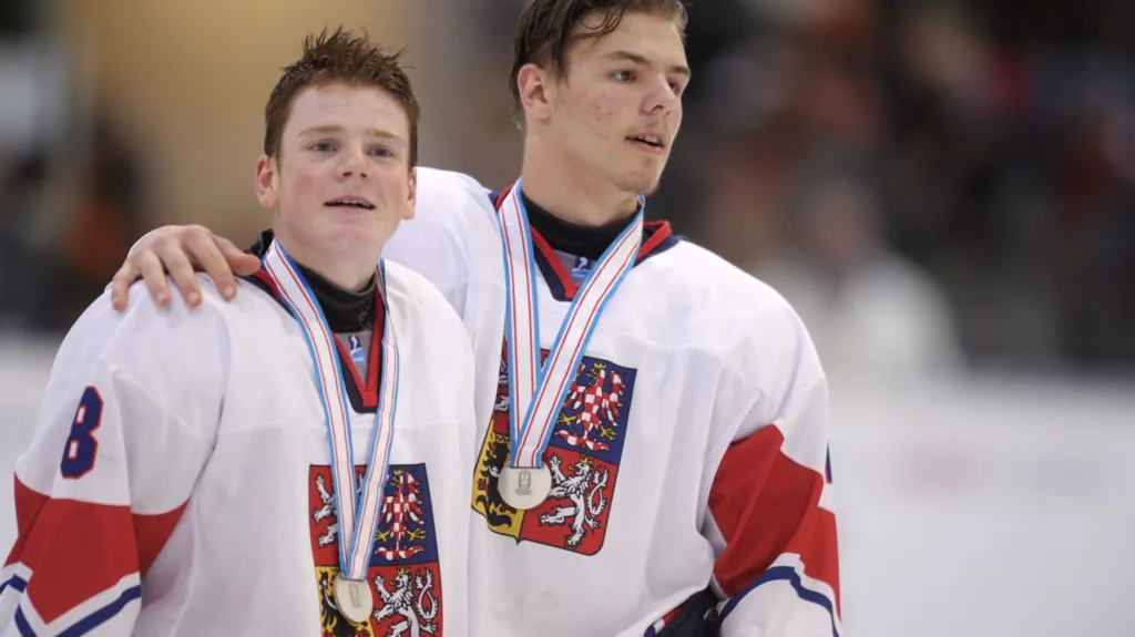 David Kaše (vlevo) a Radek Veselý se stříbrnými medailemi z MS osmnáctek