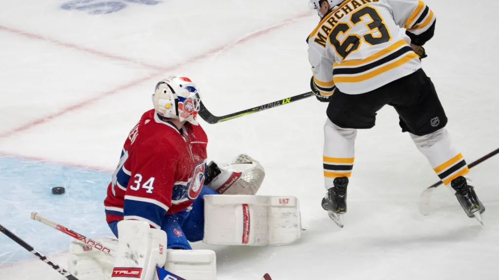 Brad Marchand zakončuje proti Jakeu Allenovi