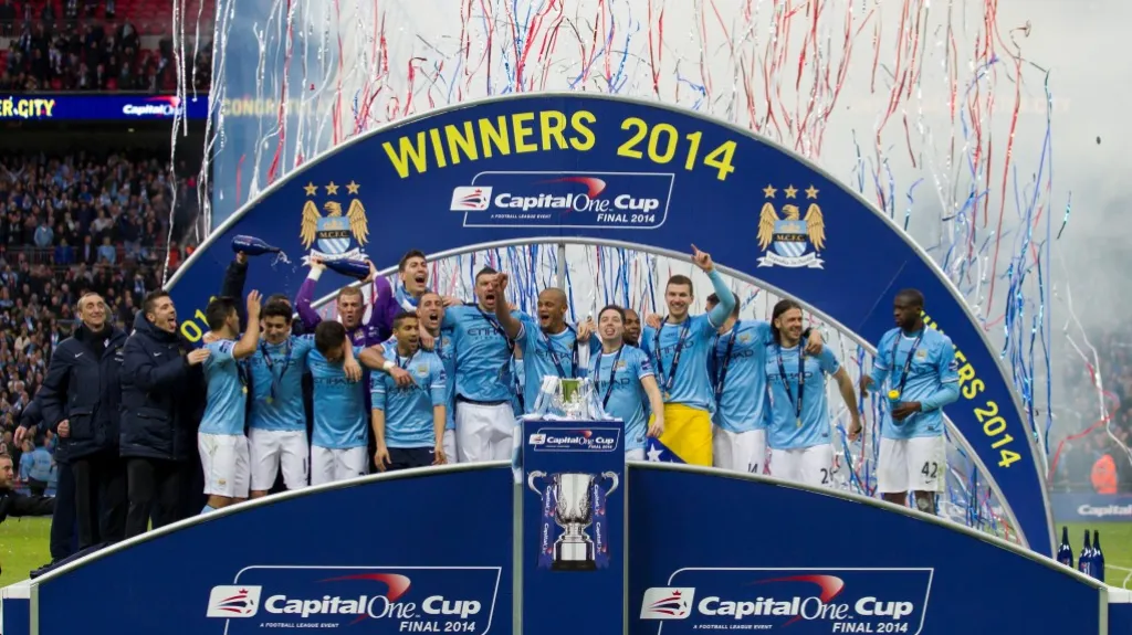Radost hráčů Manchesteru City po zisku poháru v Capital One Cupu 2014