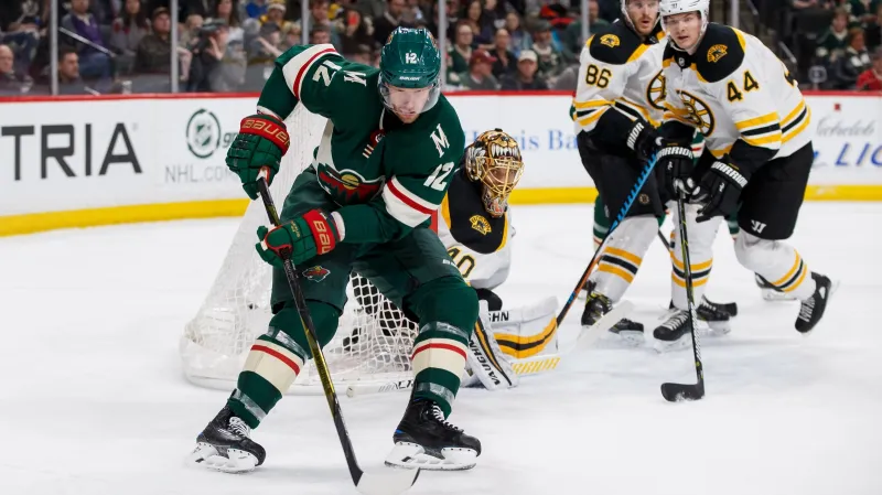 Eric Staal v utkání s Bostonem