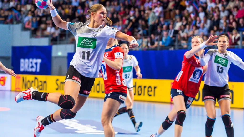 Němka Xenia Smitsová střílí na norskou bránu v zápase ME v Brestu