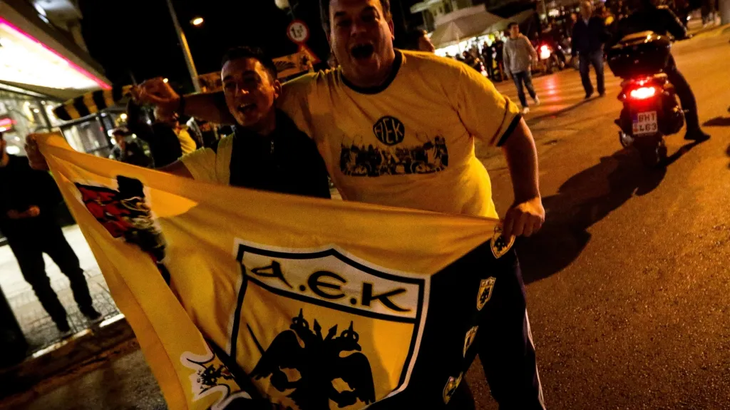 Fanoušci AEK Atény se radují ze zisku mistrovského titulu