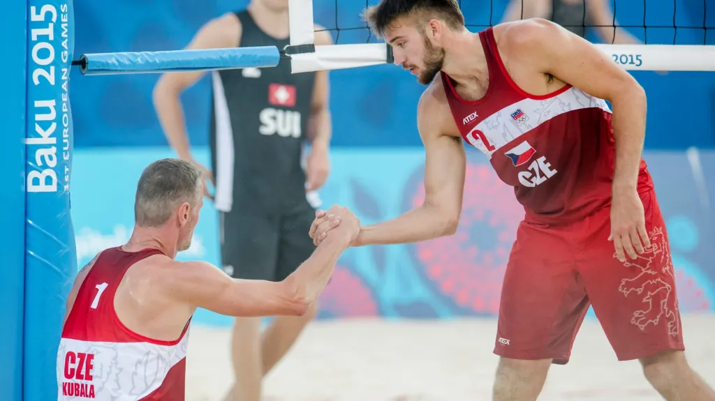 Čeští beachvolejbalisté Přemysl Kubala (vlevo) a Jan Hadrava