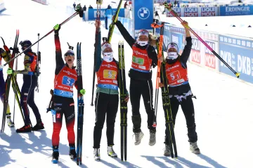 Slavící ženská štafeta Norska v cíli na mistrovství světa