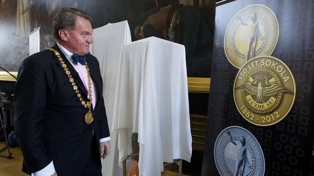 Bohuslav Svoboda při představení pamětních mincí Sokola