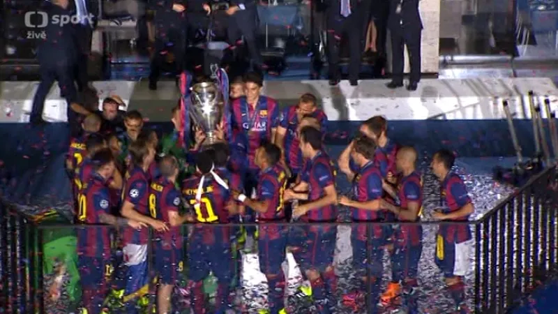 Barcelonští zvedají pohár pro vítěze Ligy mistrů