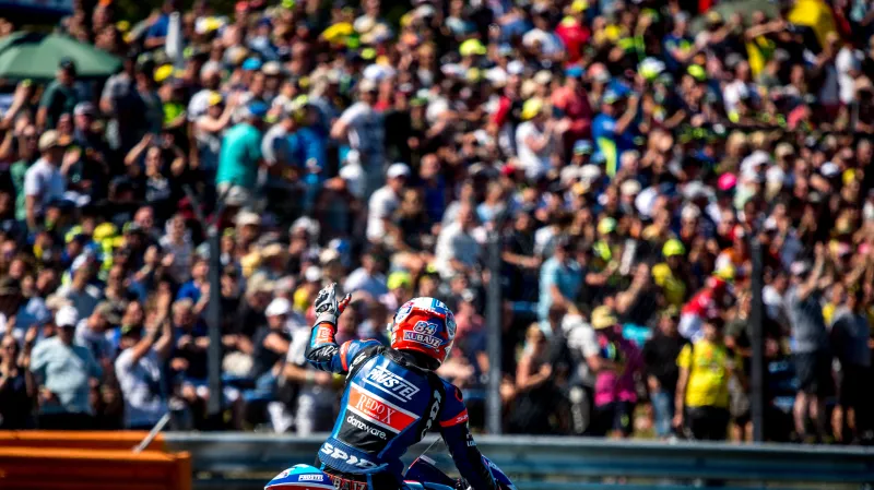 Jakub Kornfeil zdraví diváky v Assenu