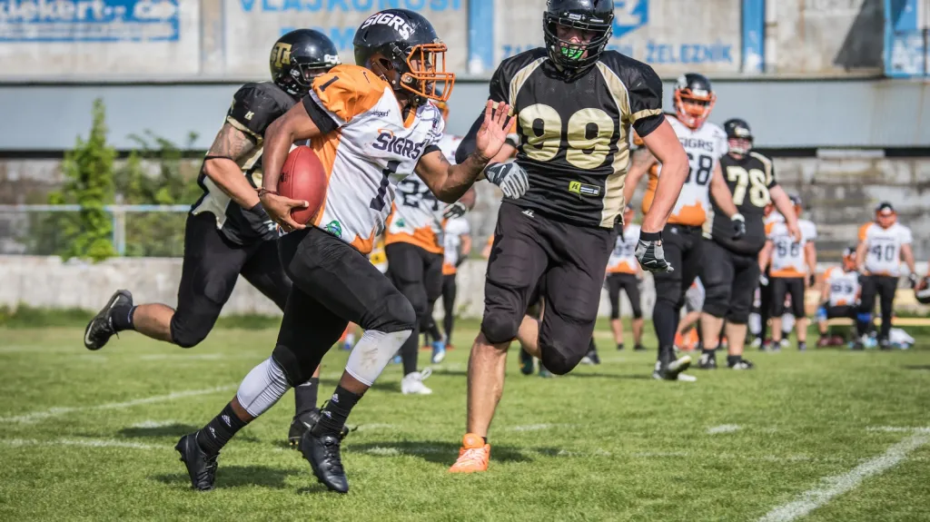 Michael Lindsey v dresu Sígrs