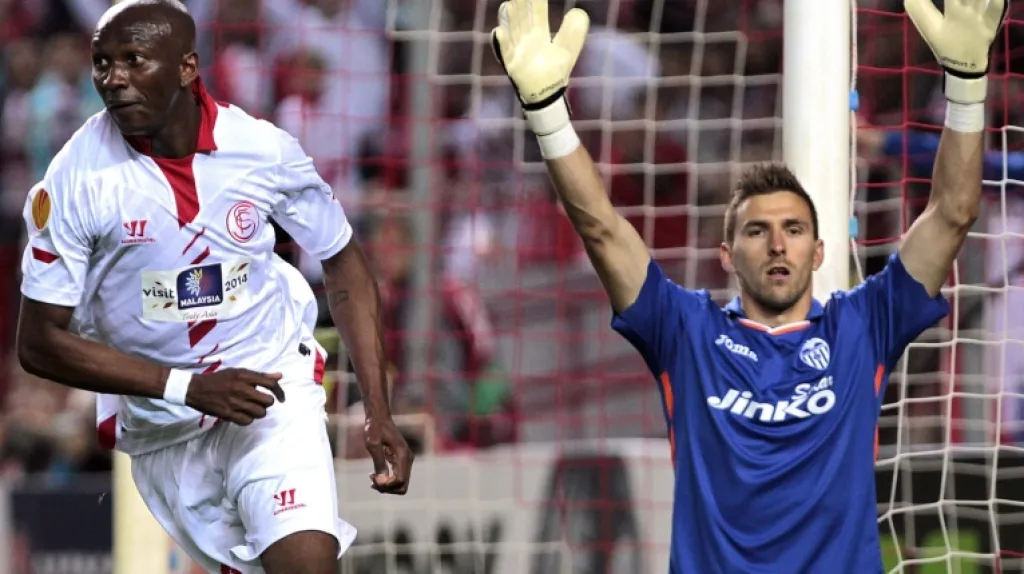 Stéphane Mbia ze Sevilly vstřelil gól z ofsajdu proti Valencii v semifinále Evropské ligy