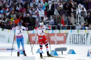 Marit Björgenová z Norska (vpravo) v souboji s Finskou Kristou Pärmäkoskiovou