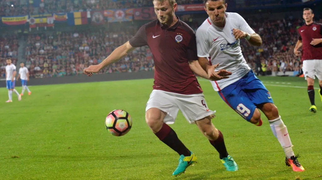 Jakub Brabec ze Sparty v souboji s Adnanem Aganovičem