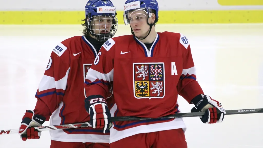 Čeští juniorští hokejisté (zleva David Pastrňák a Radek Faksa)
