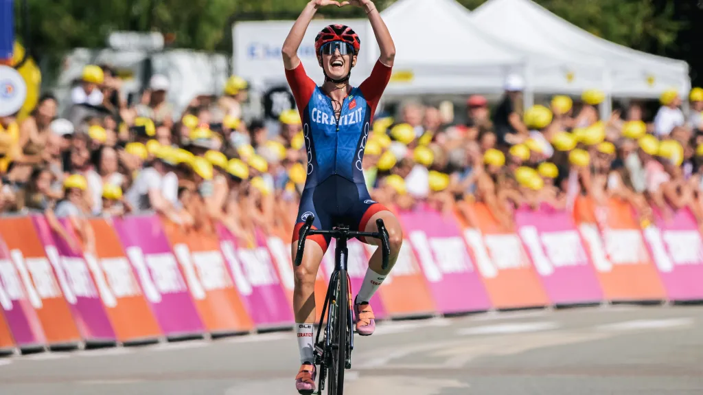 Cédrine Kerbaolová oslavuje etapové vítězství na Tour de France