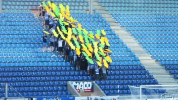 Fanoušci Magdeburgu navigují hráče k bráně