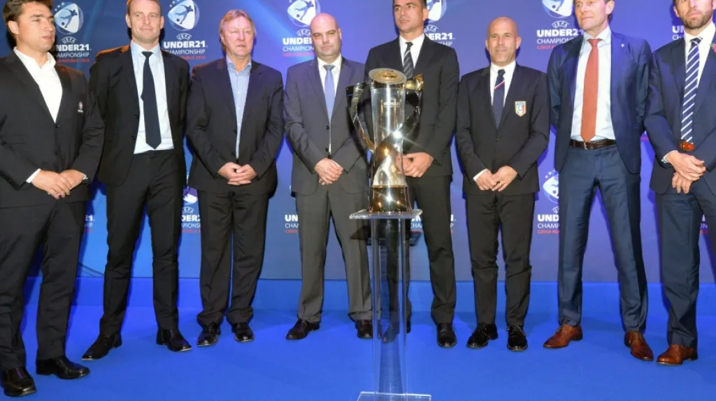 Trenéři týmů do 21 let při losu ME v Praze (český kouč Dovalil čtvrtý zleva)